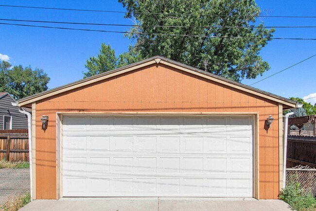 Building Photo - Single-Family 4 Bedroom 2 Bathroom Home in Englewood