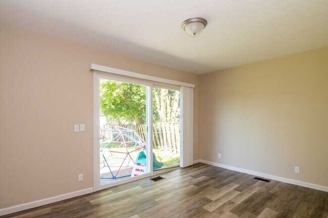 Building Photo - 2420 N Circle Dr