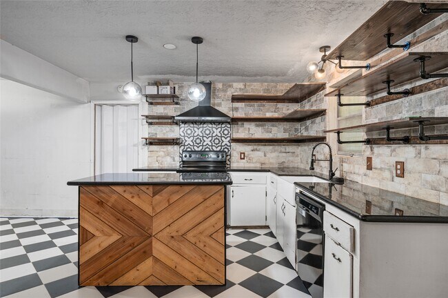 Building Photo - 1219 Park Ln