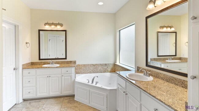 Building Photo - 7945 Seville Ct