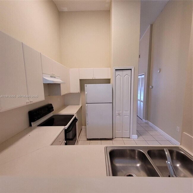 Building Photo - 1666 SE 27th Ct