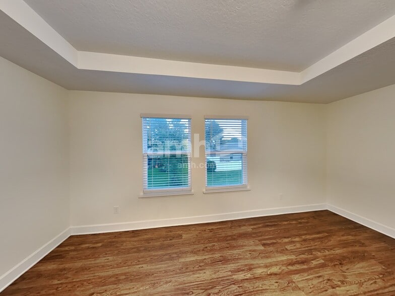 Building Photo - 405 Crestrun Loop