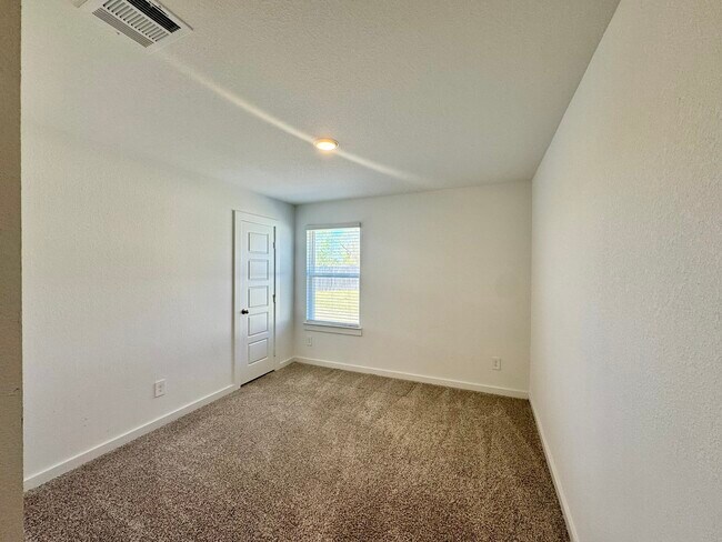 Building Photo - 1102 Rayburn Dr