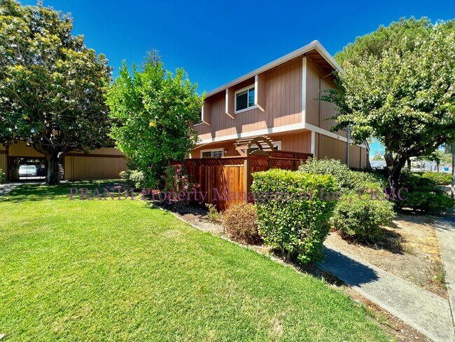 Building Photo - Delightful End Unit Townhome with Washer/D...