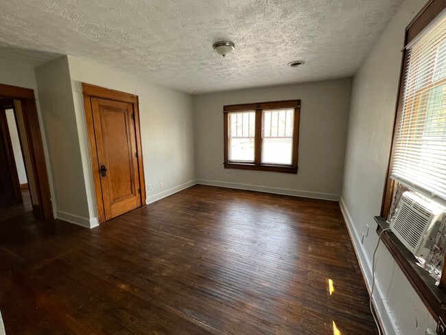 Building Photo - 1 Bdrm Apartment Avail July 2025!  $825 Mo...