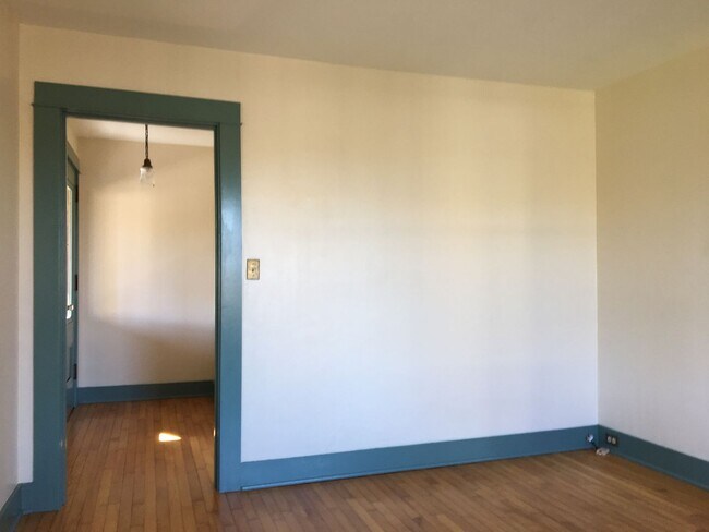 Building Photo - Lovely Single-Family 3BR Home in Vergennes...