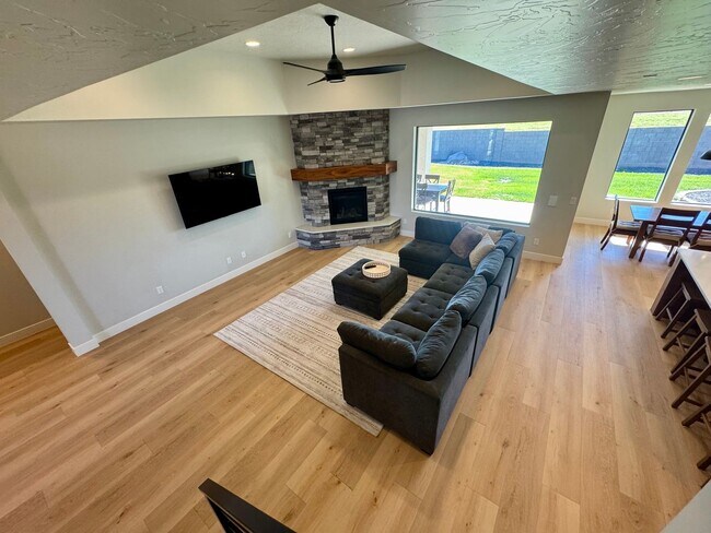 Building Photo - Beautiful Modern 5 Bedroom Furnished Home!!