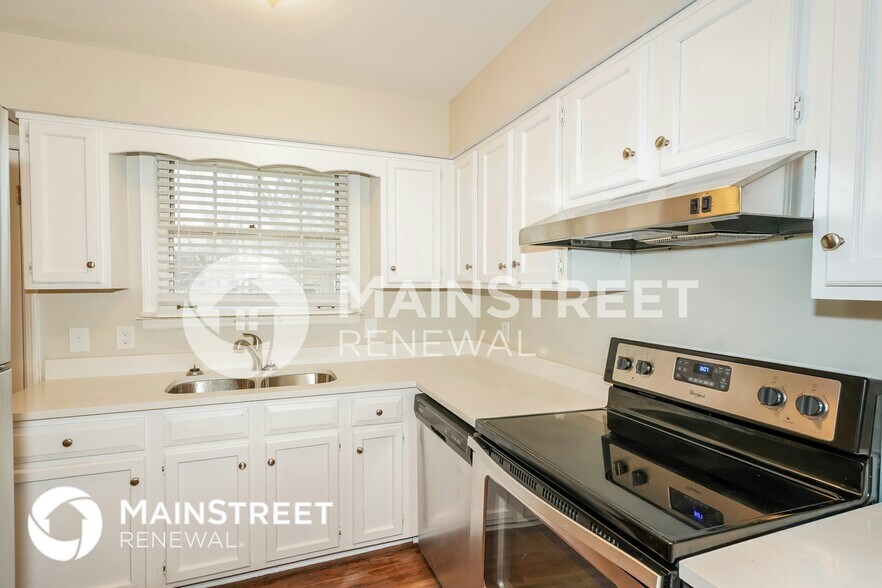 Building Photo - 242 Iris Dr