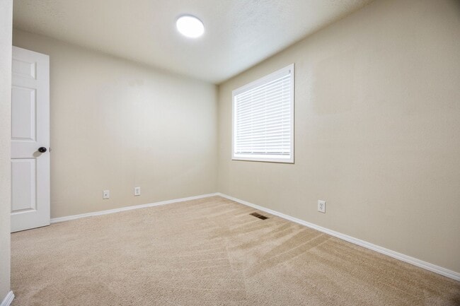 Building Photo - Spacious 5 bed/2 bath in SE Portland