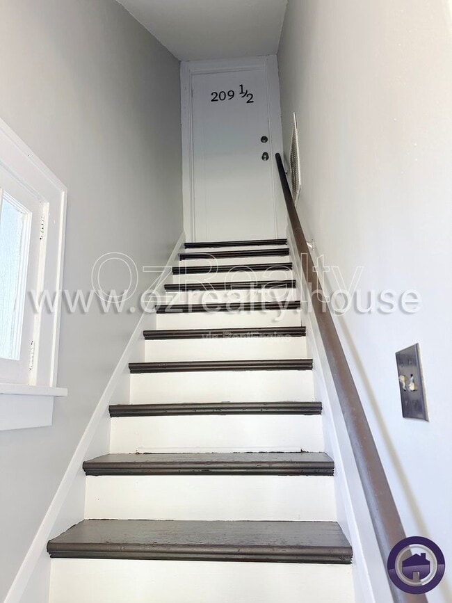 Building Photo - 209 Eldred Ave