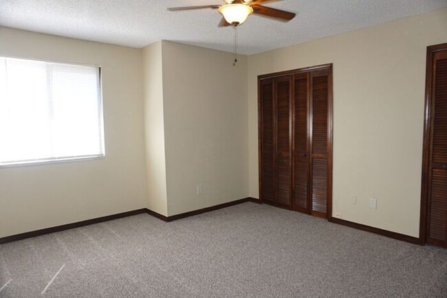 Building Photo - 2 bedroom 2 1/2 bath townhome in Arlington