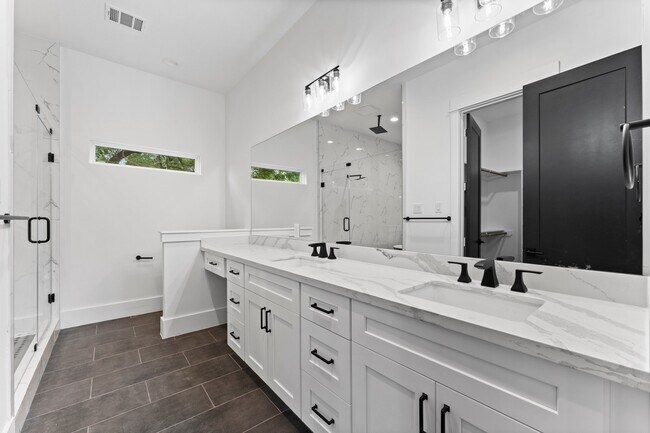 Building Photo - 4303 Buck St