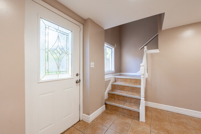 Building Photo - 7 Cardinal Ln