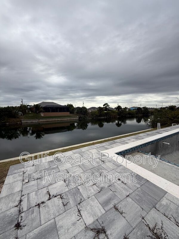 Building Photo - 2609 NE 5th Pl