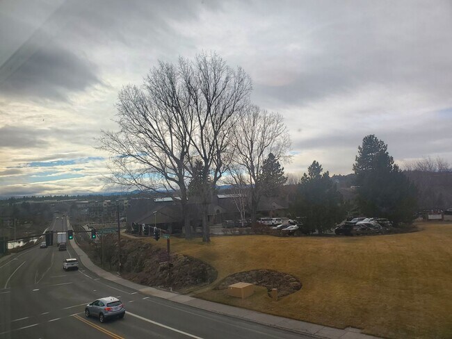 Building Photo - 3 Bedroom 3.5 Bath River Views - Walk to Old Mill