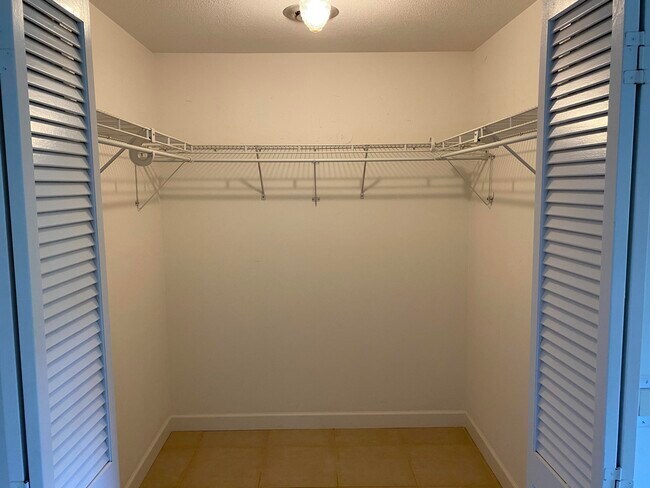 Building Photo - 956 Tulip Ln