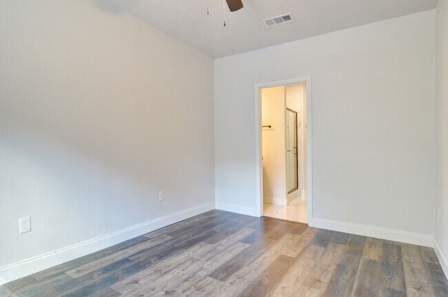 Building Photo - 3 bed 2 bath