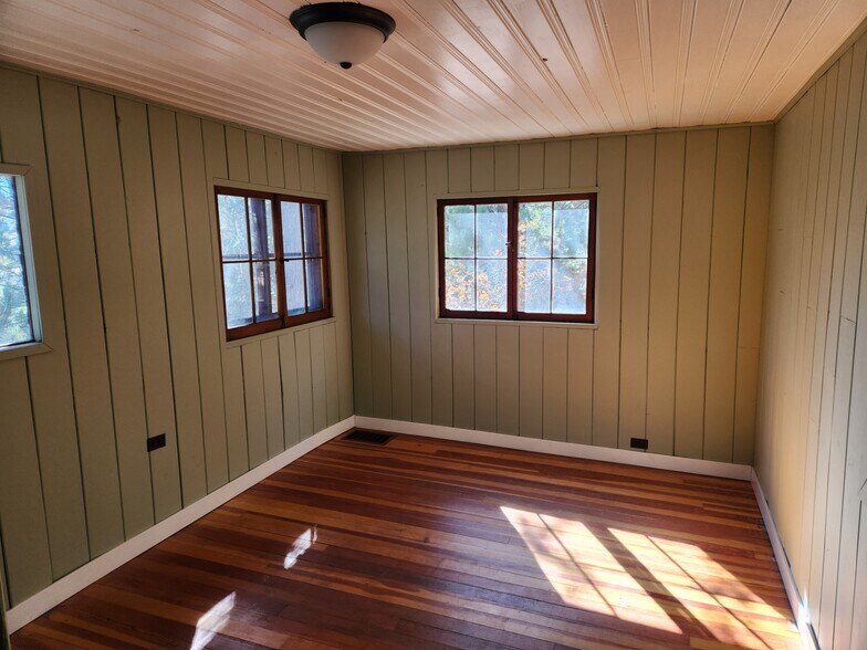 Upstairs Bedroom - 20650 Seminole Rd