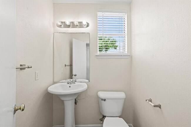 Building Photo - 15810 Mission View Ct