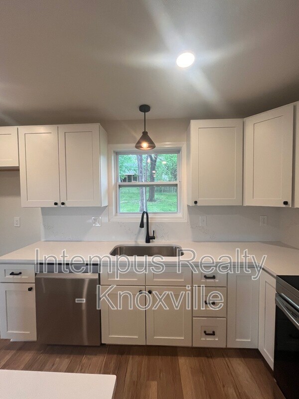Building Photo - 228 Duzane Dr