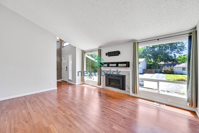 Building Photo - 3 Bed 2 Bath Single-family Home is availab...
