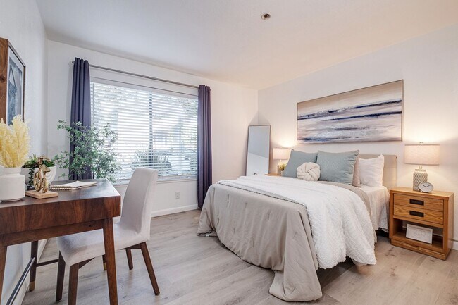 Building Photo - Advent - Low Deposit W/ Laundry & Parking!