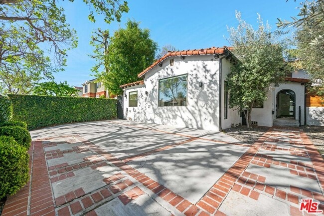 Building Photo - 201 S Bedford Dr