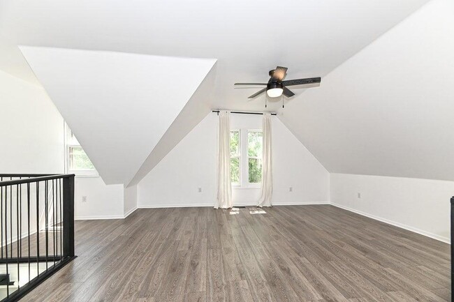 Building Photo - 118 W Reservoir Ave