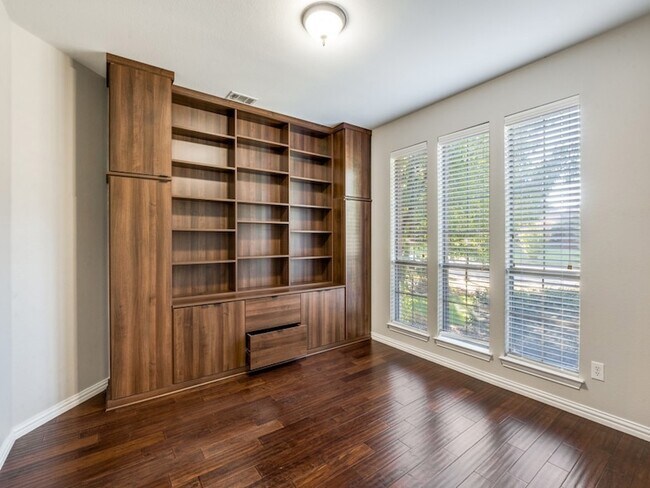 Building Photo - 3250 Woodbine Tr