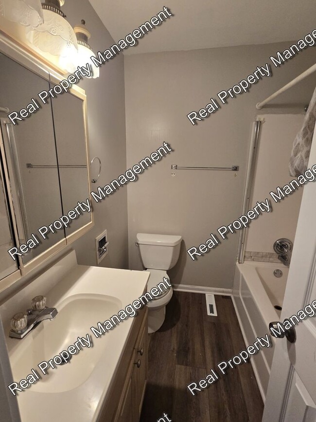 Building Photo - Three Bedroom Ranch