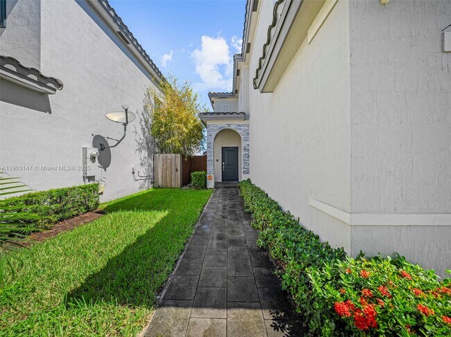 Building Photo - 1411 SE 26th Rd