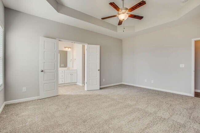 Building Photo - ***  COMING SOON!   ***  Stylish and comfo...