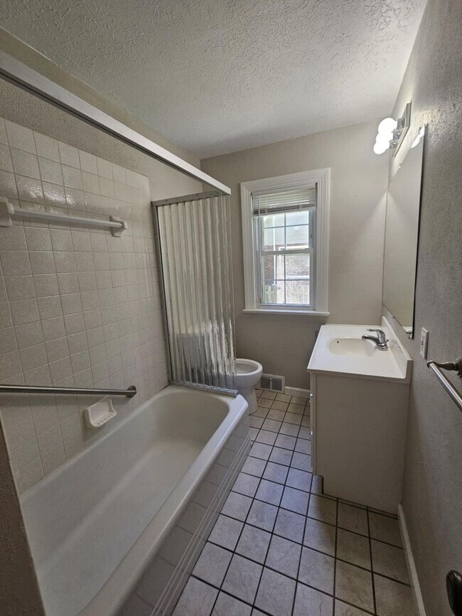 Building Photo - Spacious 5-Bedroom 2.5 Bath Home