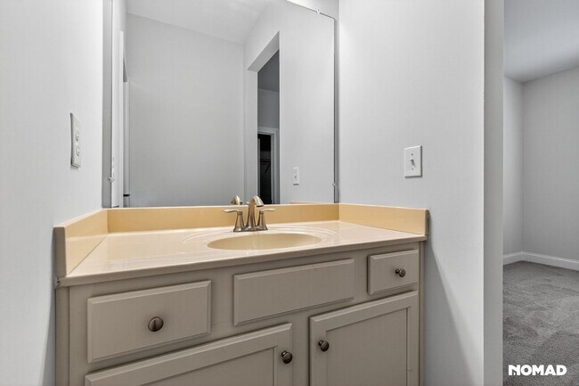 Building Photo - Spacious 5BR House in Buford