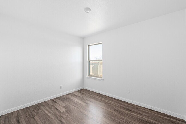 Building Photo - Exceptional 3 bedroom, 2 bathroom duplex!