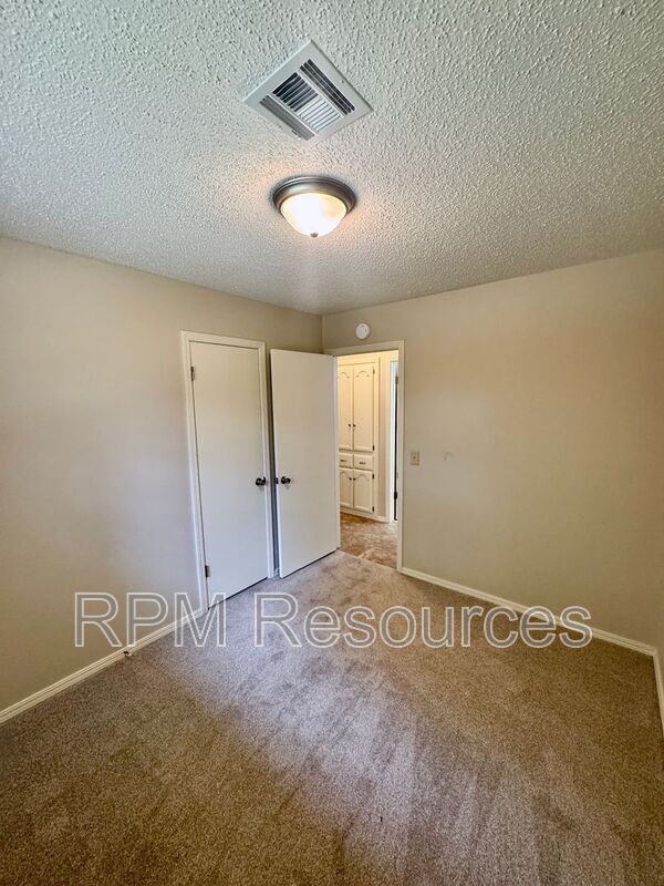 Building Photo - 405 Meadow Lake Dr