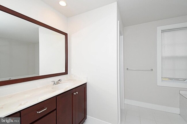 Building Photo - 136 Iron Hill Way