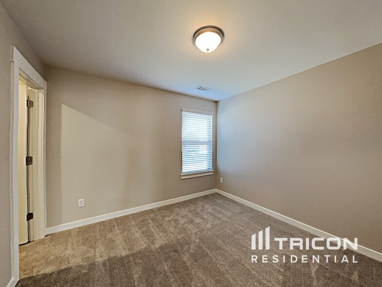 Building Photo - 745 Sapphire Dr