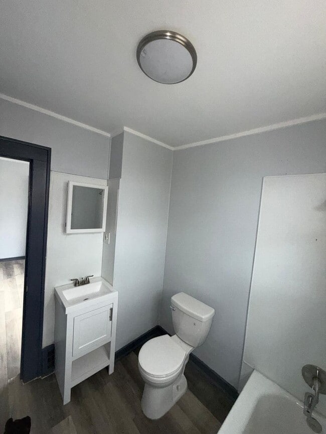 Building Photo - 4 bedroom 2 full bathroom!