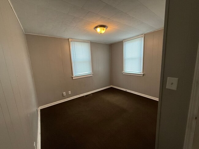 Building Photo - Large 3 bed 1 bath! - Elwood!