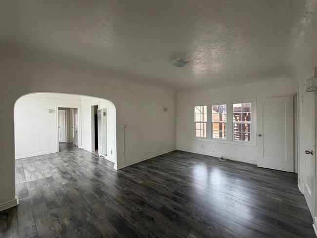 Building Photo - Mid-City 2 Bedroom 1 Bath Gem