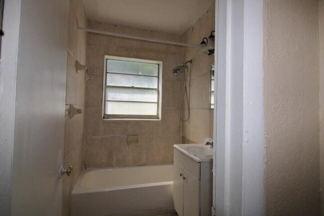 Building Photo - 1205 W 24th St
