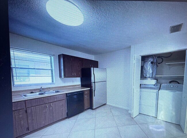 Building Photo - 1305 Hempstead St