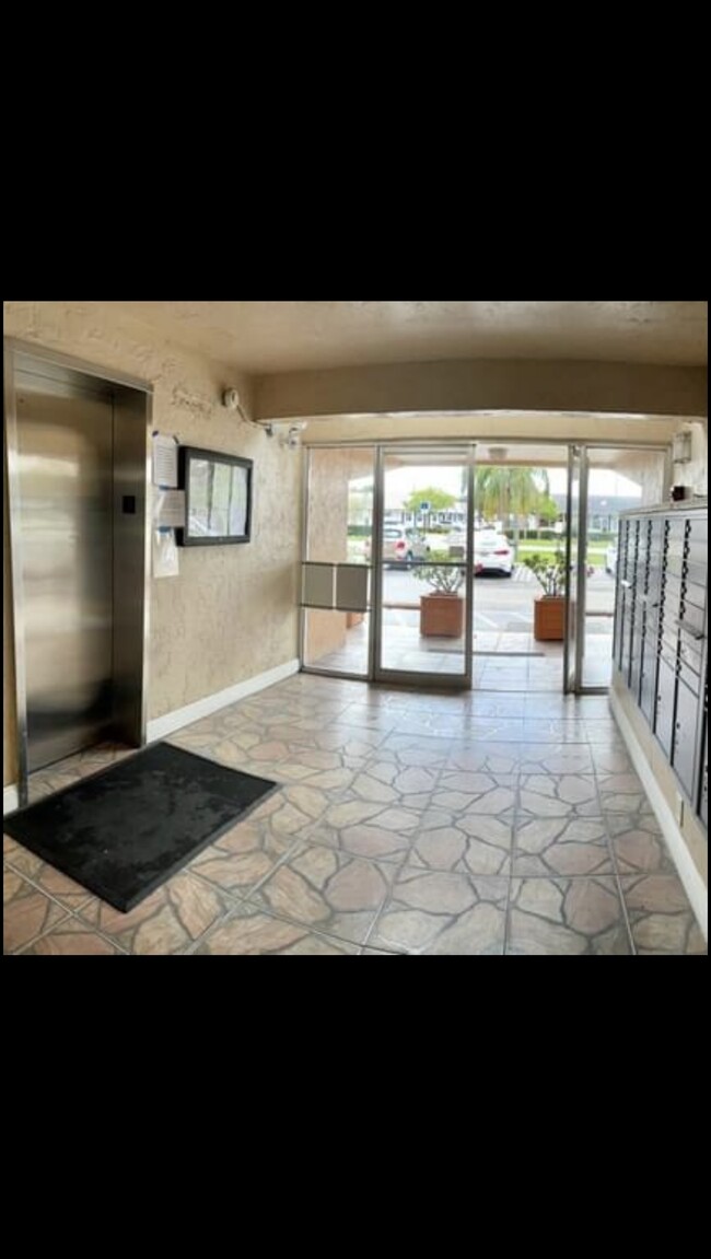 Lobby / Mailboxes - 5100 SW 90th Ave