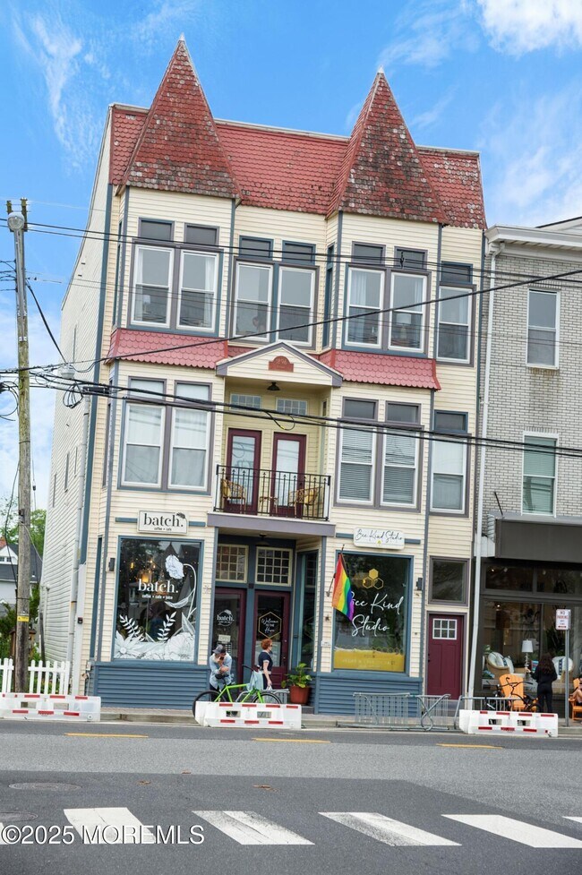 Building Photo - J162 Main St