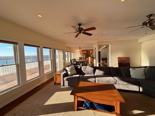 Building Photo - 802 N Harvard Ave