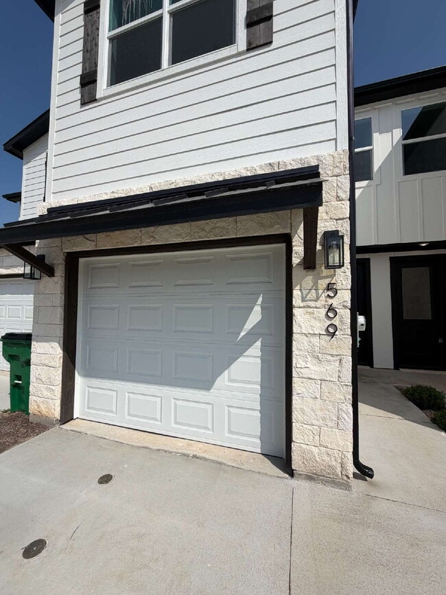 Building Photo - Fabulous 2 story 3 bedroom Tarleton Crossing townhome!