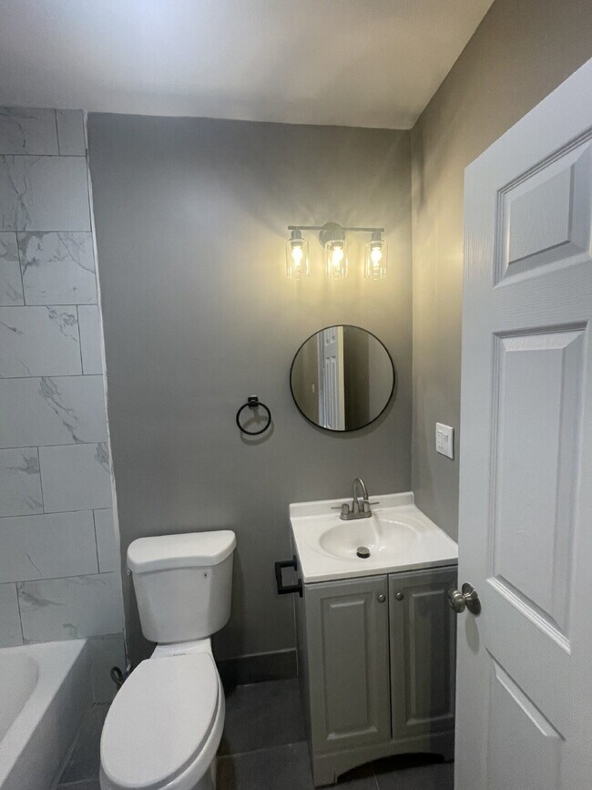 Building Photo - 3 Bedroom Fresh Renovation in Leetsdale!