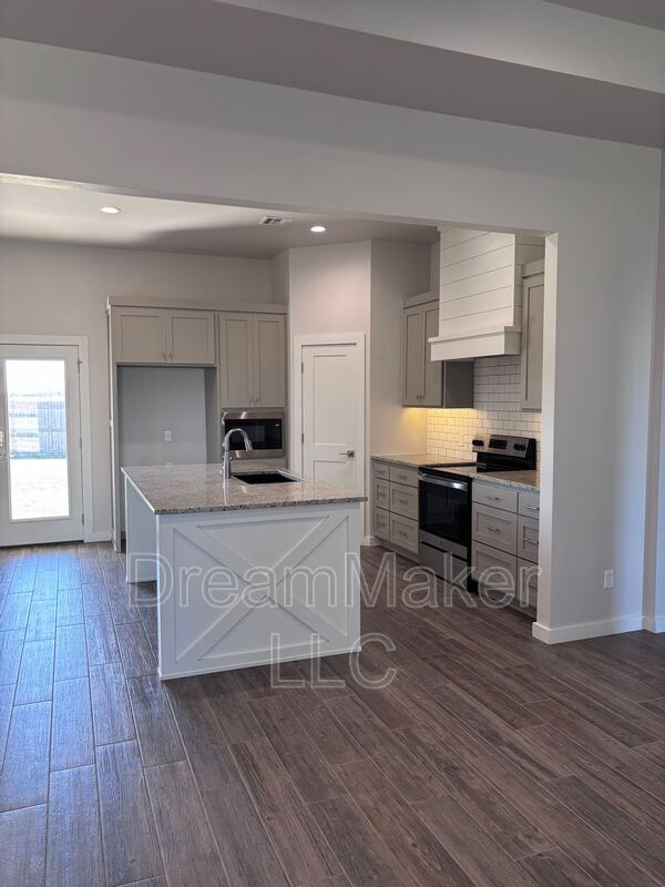 Building Photo - 900 Apple Blossom Wy