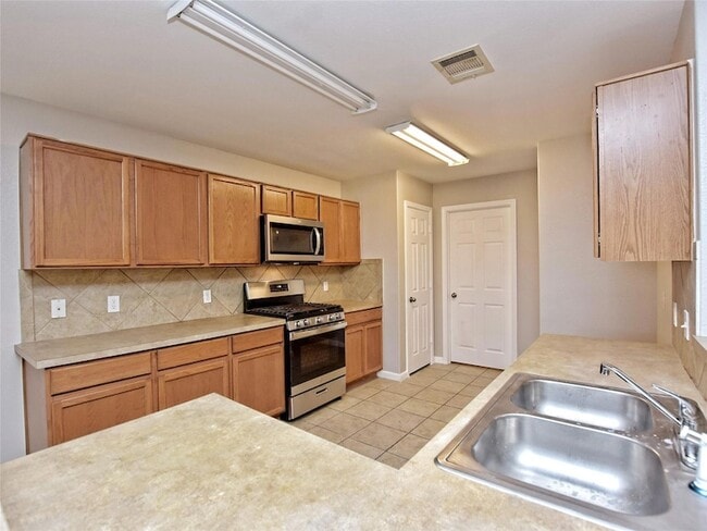 Building Photo - 2300 Amy Lynn Ln